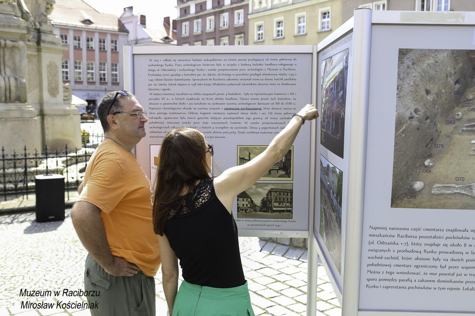 Zdjęcie w galerii na portalu naszraciborz.pl: Zapomniany cmentarz - wystawa plenerowa na Rynku wiadomości z regionu