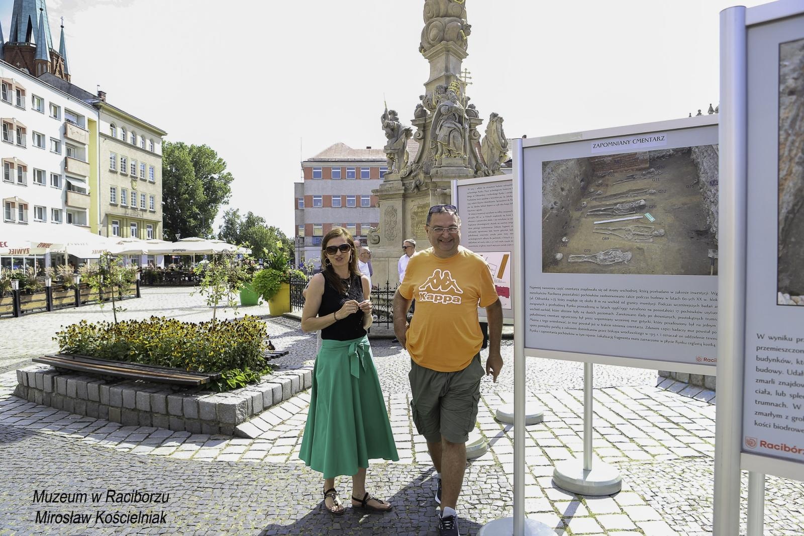 Zdjęcie w galerii na portalu naszraciborz.pl: Zapomniany cmentarz - wystawa plenerowa na Rynku wiadomości z regionu