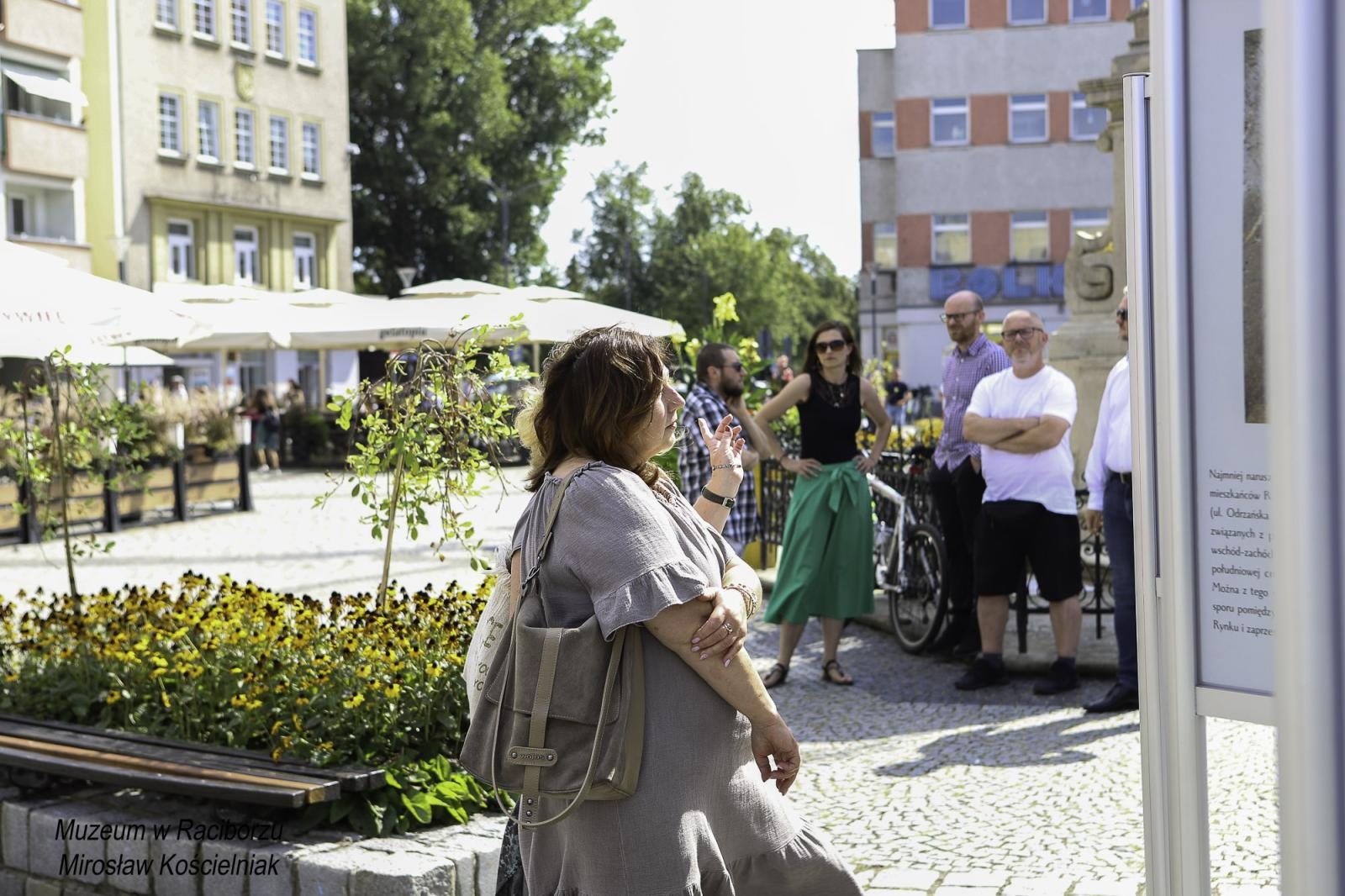 Zdjęcie w galerii na portalu naszraciborz.pl: Zapomniany cmentarz - wystawa plenerowa na Rynku wiadomości z regionu