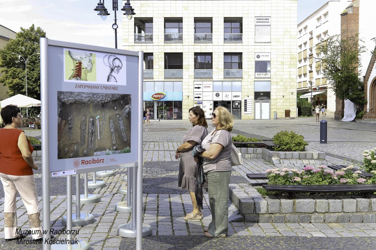 Zdjęcie w galerii na portalu naszraciborz.pl: Zapomniany cmentarz - wystawa plenerowa na Rynku wiadomości z regionu