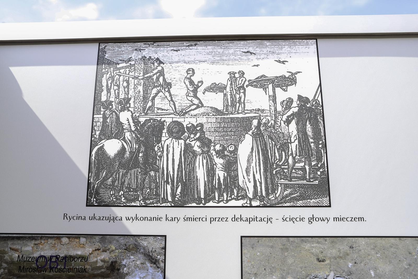 Zdjęcie w galerii na portalu naszraciborz.pl: Zapomniany cmentarz - wystawa plenerowa na Rynku wiadomości z regionu