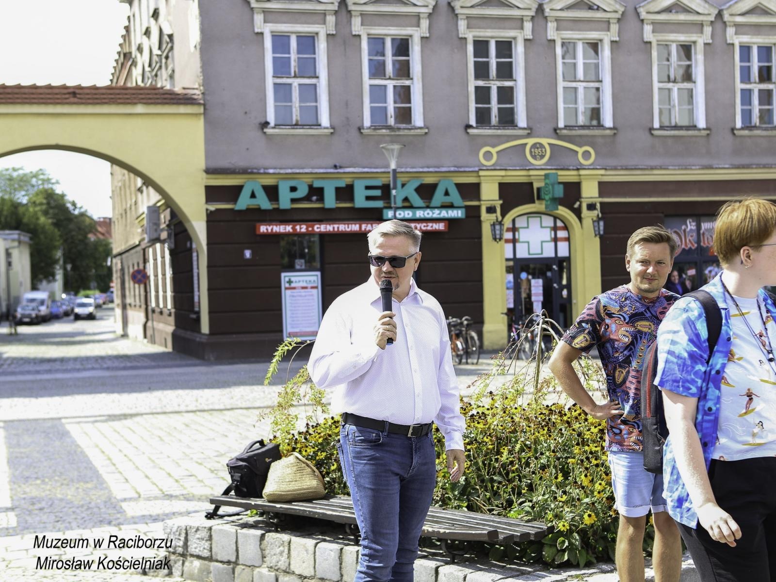 Zdjęcie w galerii na portalu naszraciborz.pl: Zapomniany cmentarz - wystawa plenerowa na Rynku wiadomości z regionu