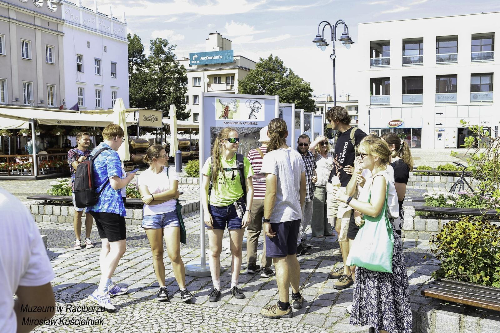 Zdjęcie w galerii na portalu naszraciborz.pl: Zapomniany cmentarz - wystawa plenerowa na Rynku wiadomości z regionu