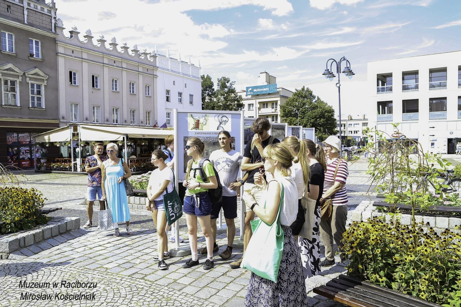 Zdjęcie w galerii na portalu naszraciborz.pl: Zapomniany cmentarz - wystawa plenerowa na Rynku wiadomości z regionu