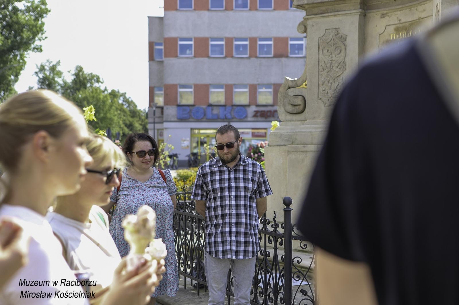 Zdjęcie w galerii na portalu naszraciborz.pl: Zapomniany cmentarz - wystawa plenerowa na Rynku wiadomości z regionu