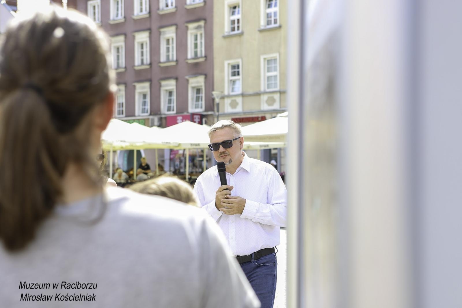 Zdjęcie w galerii na portalu naszraciborz.pl: Zapomniany cmentarz - wystawa plenerowa na Rynku wiadomości z regionu