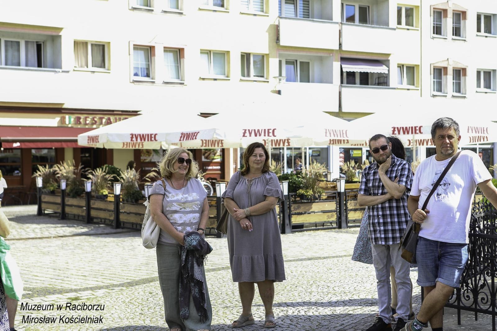 Zdjęcie w galerii na portalu naszraciborz.pl: Zapomniany cmentarz - wystawa plenerowa na Rynku wiadomości z regionu