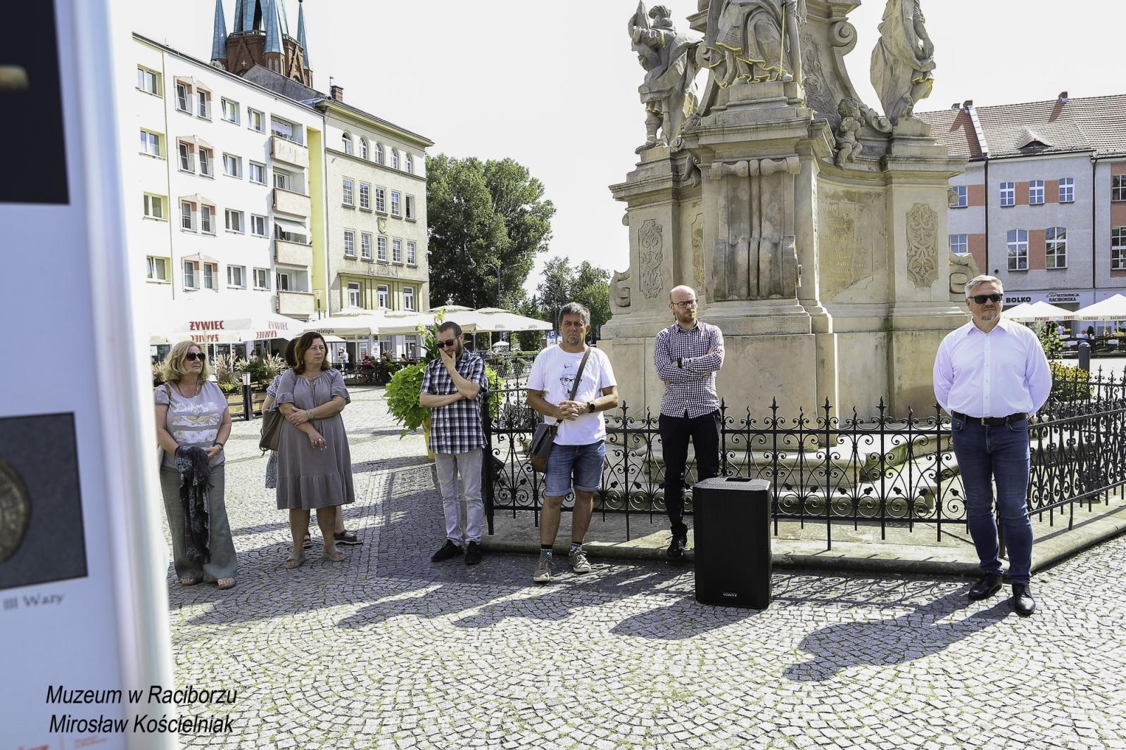 Zdjęcie w galerii na portalu naszraciborz.pl: Zapomniany cmentarz - wystawa plenerowa na Rynku wiadomości z regionu