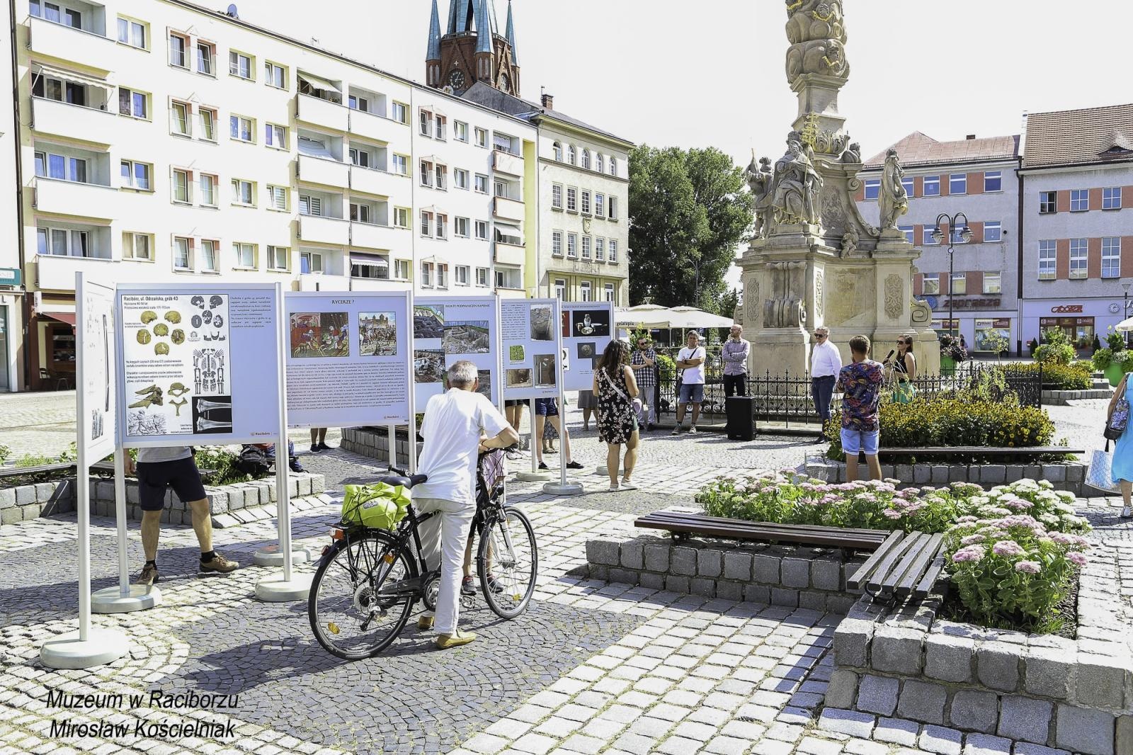 Zdjęcie w galerii na portalu naszraciborz.pl: Zapomniany cmentarz - wystawa plenerowa na Rynku wiadomości z regionu