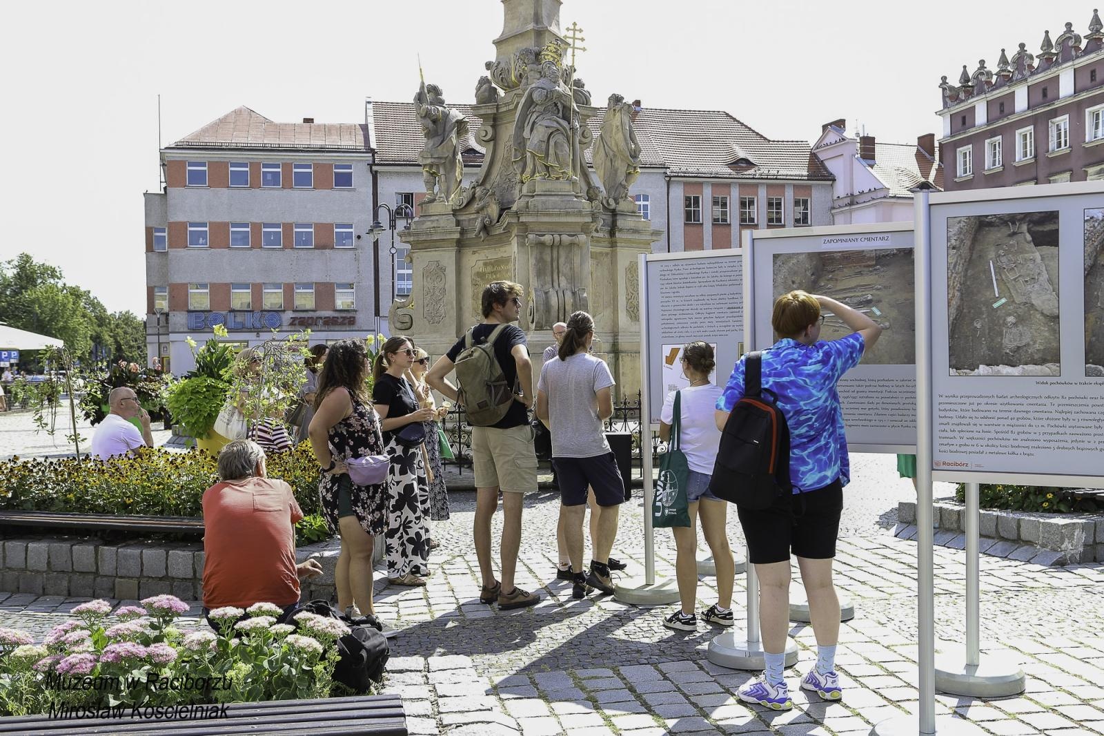 Zdjęcie w galerii na portalu naszraciborz.pl: Zapomniany cmentarz - wystawa plenerowa na Rynku wiadomości z regionu