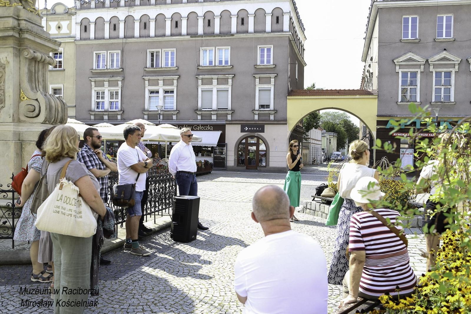 Zdjęcie w galerii na portalu naszraciborz.pl: Zapomniany cmentarz - wystawa plenerowa na Rynku wiadomości z regionu