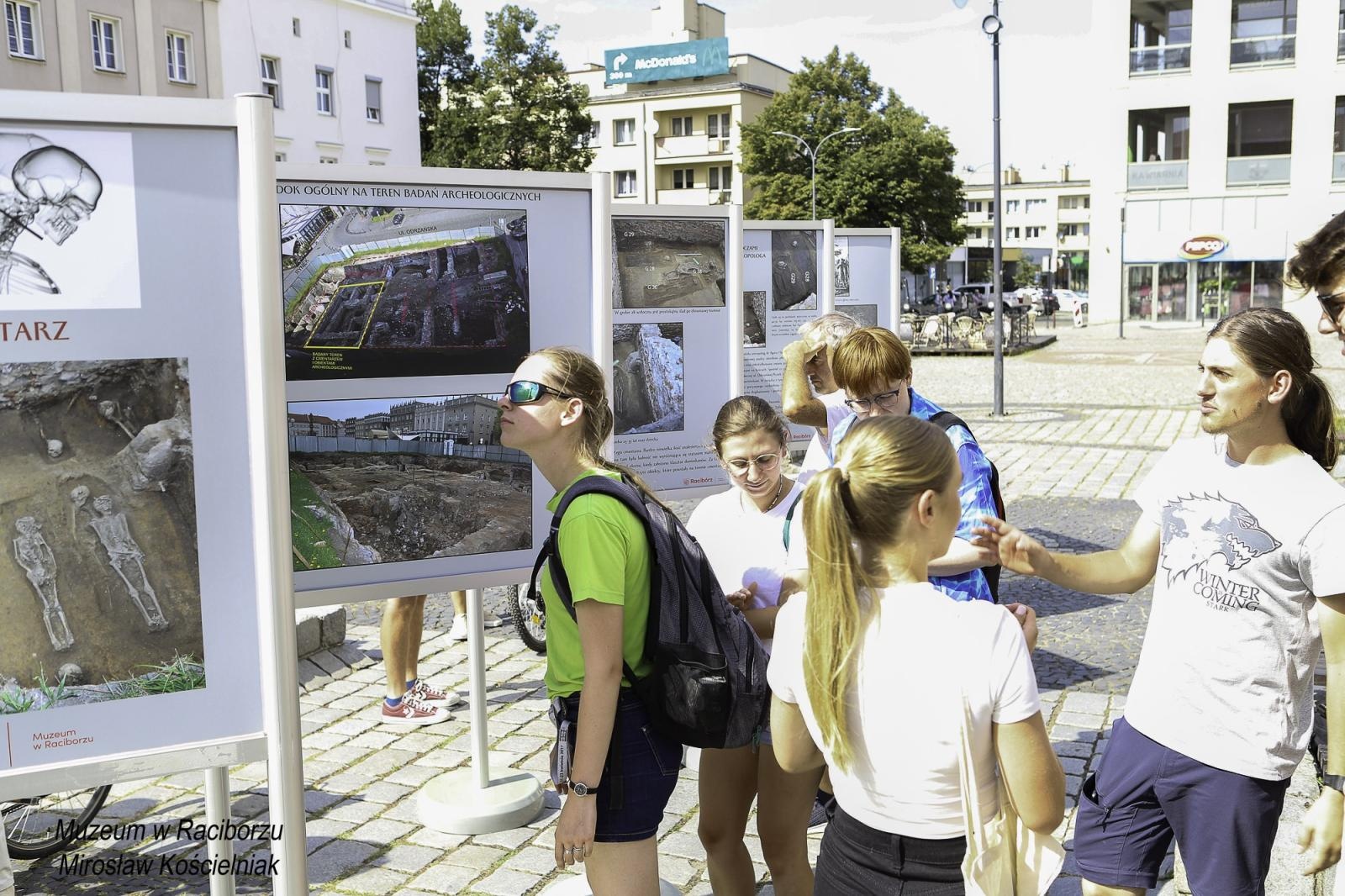 Zdjęcie w galerii na portalu naszraciborz.pl: Zapomniany cmentarz - wystawa plenerowa na Rynku wiadomości z regionu