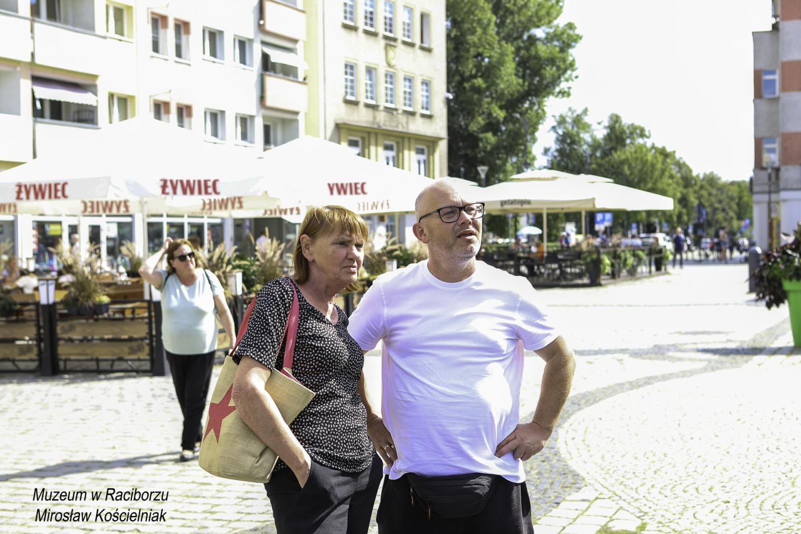 Zdjęcie w galerii na portalu naszraciborz.pl: Zapomniany cmentarz - wystawa plenerowa na Rynku wiadomości z regionu