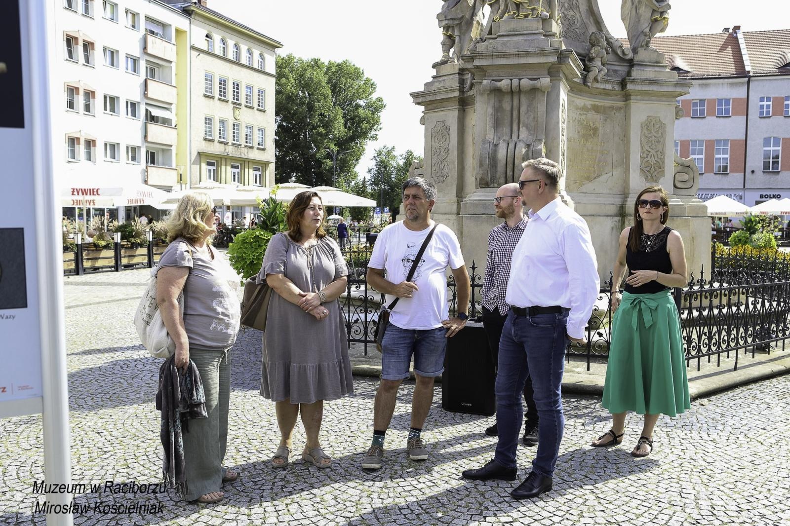 Zdjęcie w galerii na portalu naszraciborz.pl: Zapomniany cmentarz - wystawa plenerowa na Rynku wiadomości z regionu