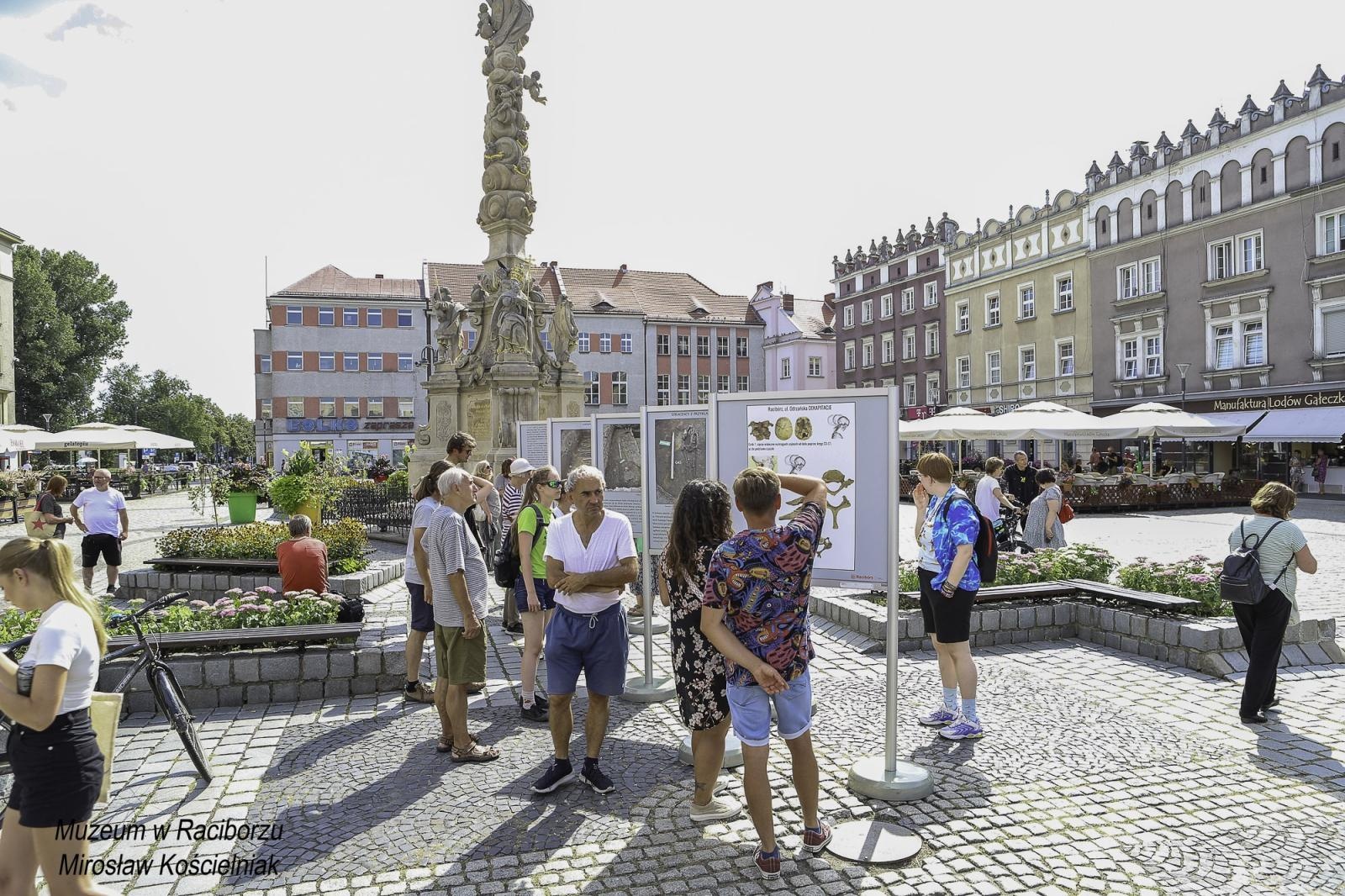 Zdjęcie w galerii na portalu naszraciborz.pl: Zapomniany cmentarz - wystawa plenerowa na Rynku wiadomości z regionu