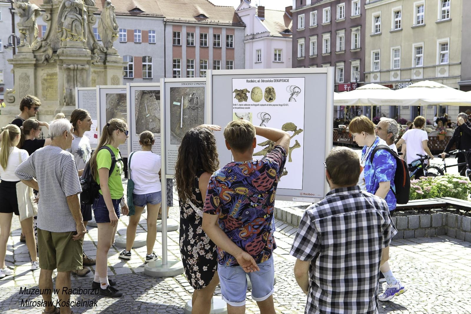 Zdjęcie w galerii na portalu naszraciborz.pl: Zapomniany cmentarz - wystawa plenerowa na Rynku wiadomości z regionu