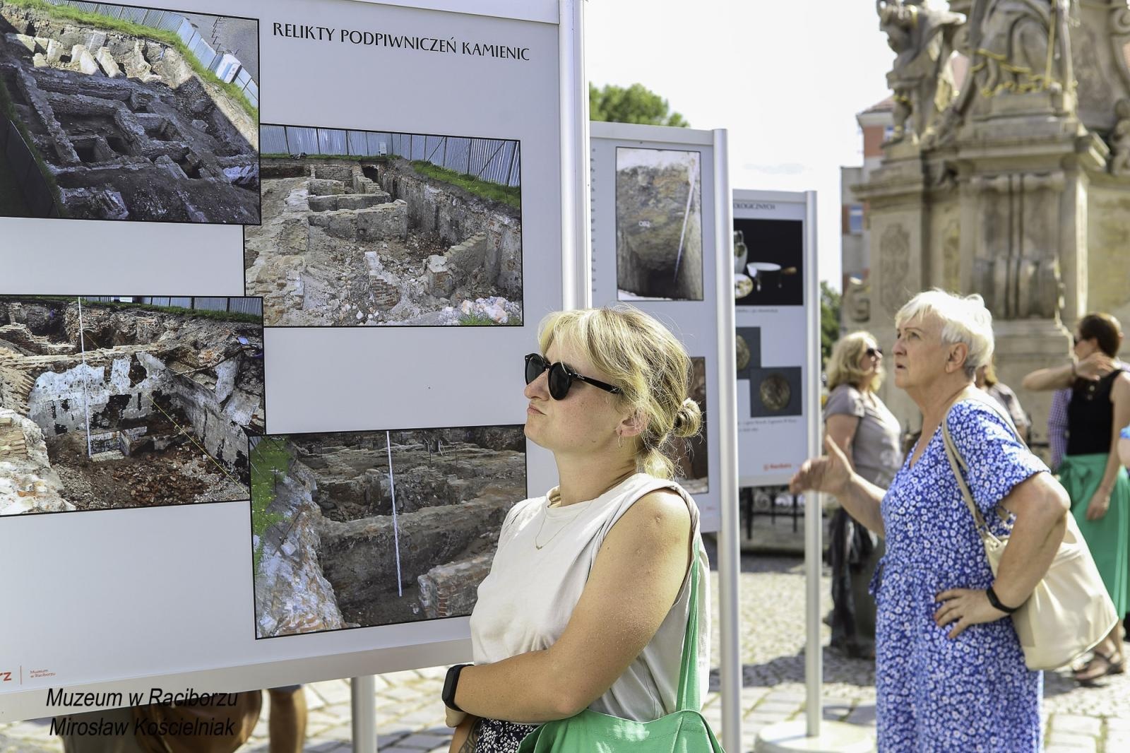 Zdjęcie w galerii na portalu naszraciborz.pl: Zapomniany cmentarz - wystawa plenerowa na Rynku wiadomości z regionu