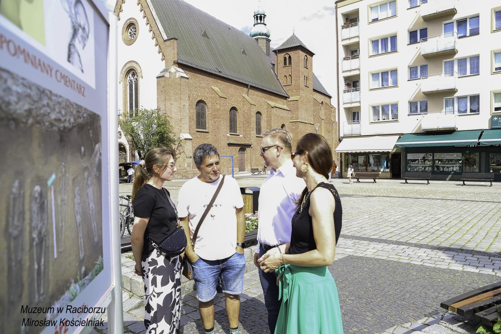 Zdjęcie w galerii na portalu naszraciborz.pl: Zapomniany cmentarz - wystawa plenerowa na Rynku wiadomości z regionu