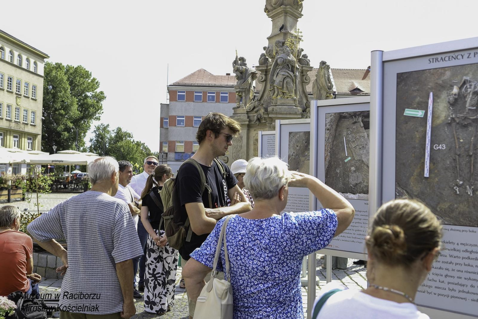 Zdjęcie w galerii na portalu naszraciborz.pl: Zapomniany cmentarz - wystawa plenerowa na Rynku wiadomości z regionu
