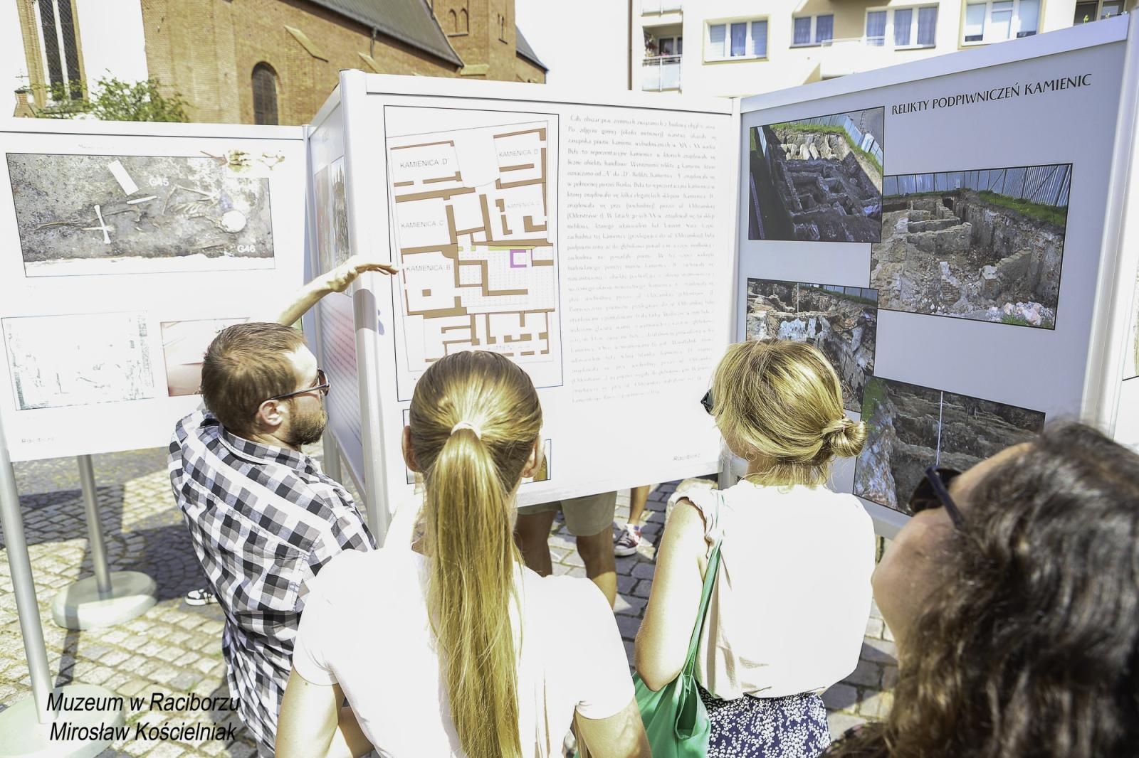 Zdjęcie w galerii na portalu naszraciborz.pl: Zapomniany cmentarz - wystawa plenerowa na Rynku wiadomości z regionu