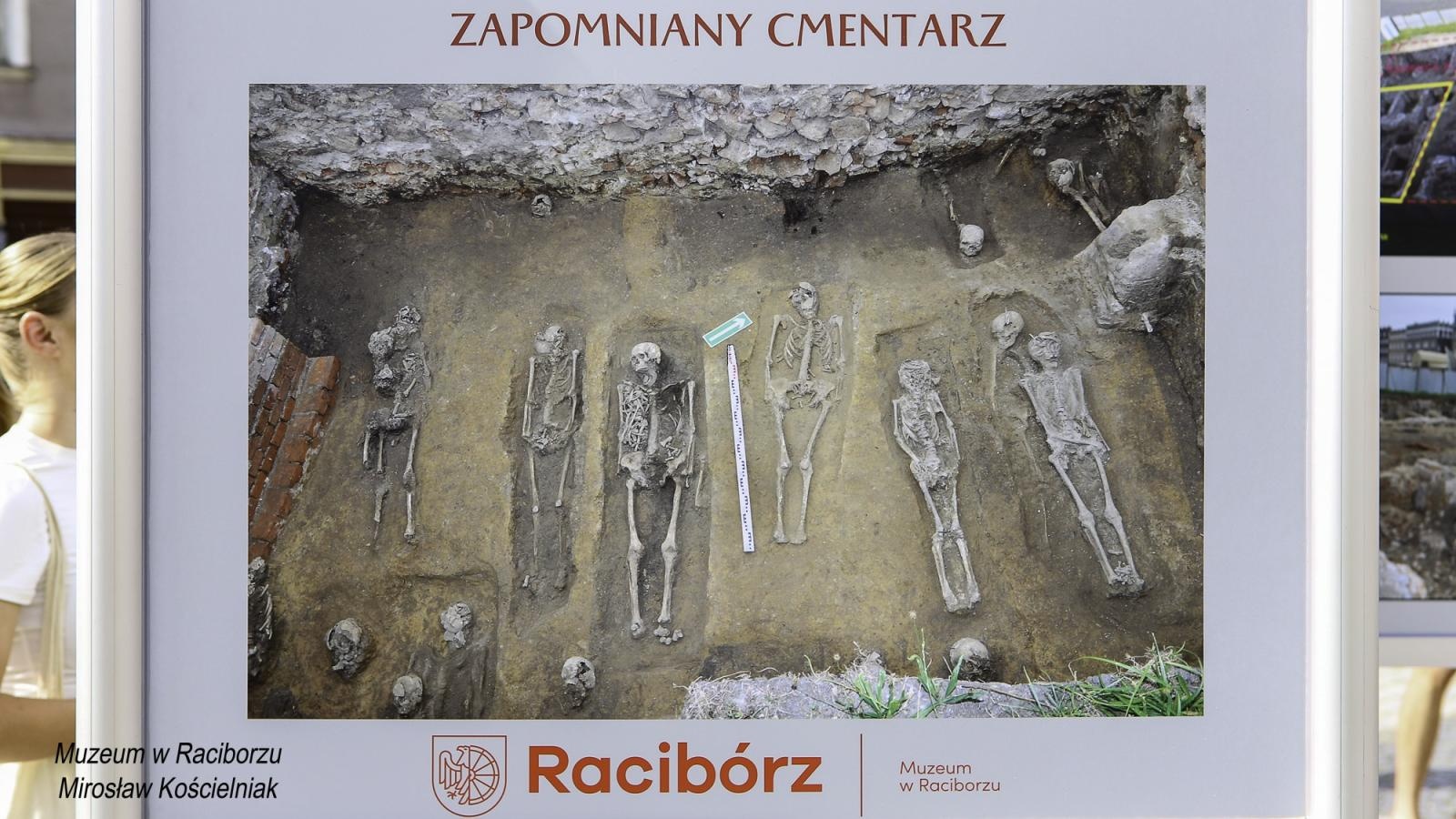 Zdjęcie w galerii na portalu naszraciborz.pl: Zapomniany cmentarz - wystawa plenerowa na Rynku wiadomości z regionu