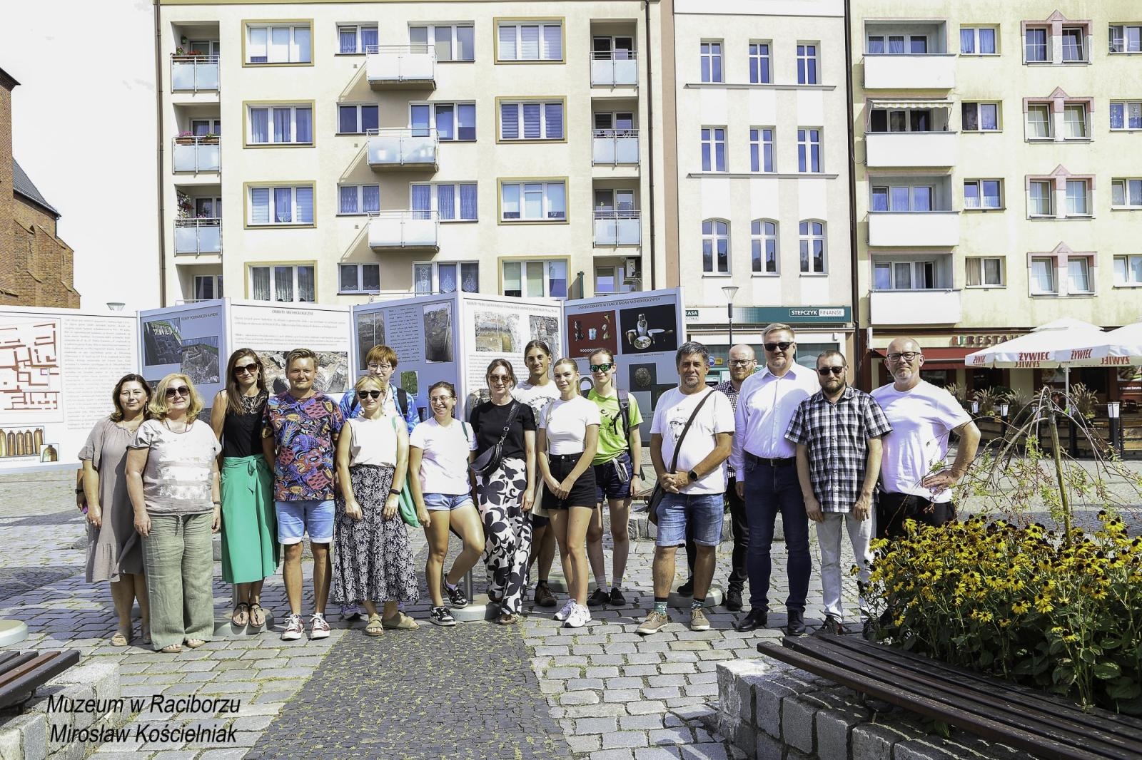 Zdjęcie w galerii na portalu naszraciborz.pl: Zapomniany cmentarz - wystawa plenerowa na Rynku wiadomości z regionu
