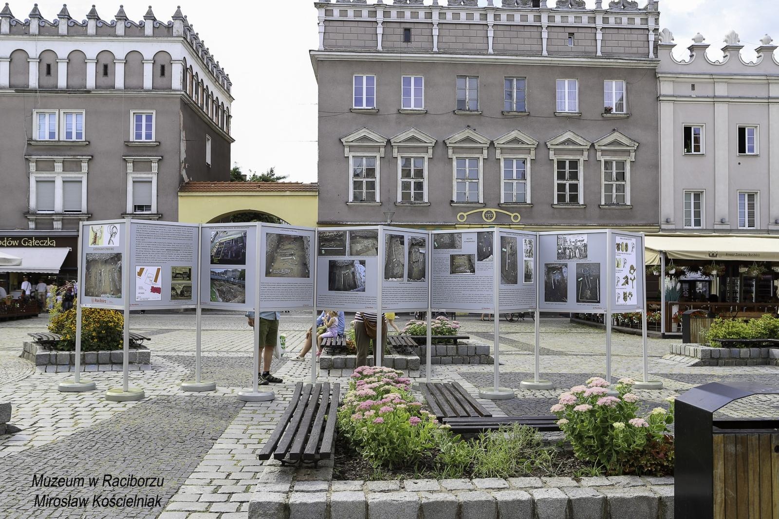 Zdjęcie w galerii na portalu naszraciborz.pl: Zapomniany cmentarz - wystawa plenerowa na Rynku wiadomości z regionu