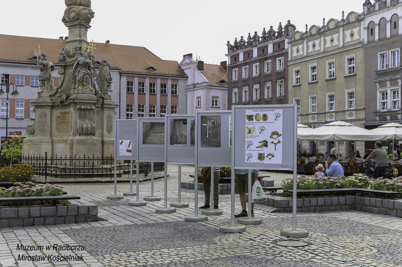 Zdjęcie w galerii na portalu naszraciborz.pl: Zapomniany cmentarz - wystawa plenerowa na Rynku wiadomości z regionu