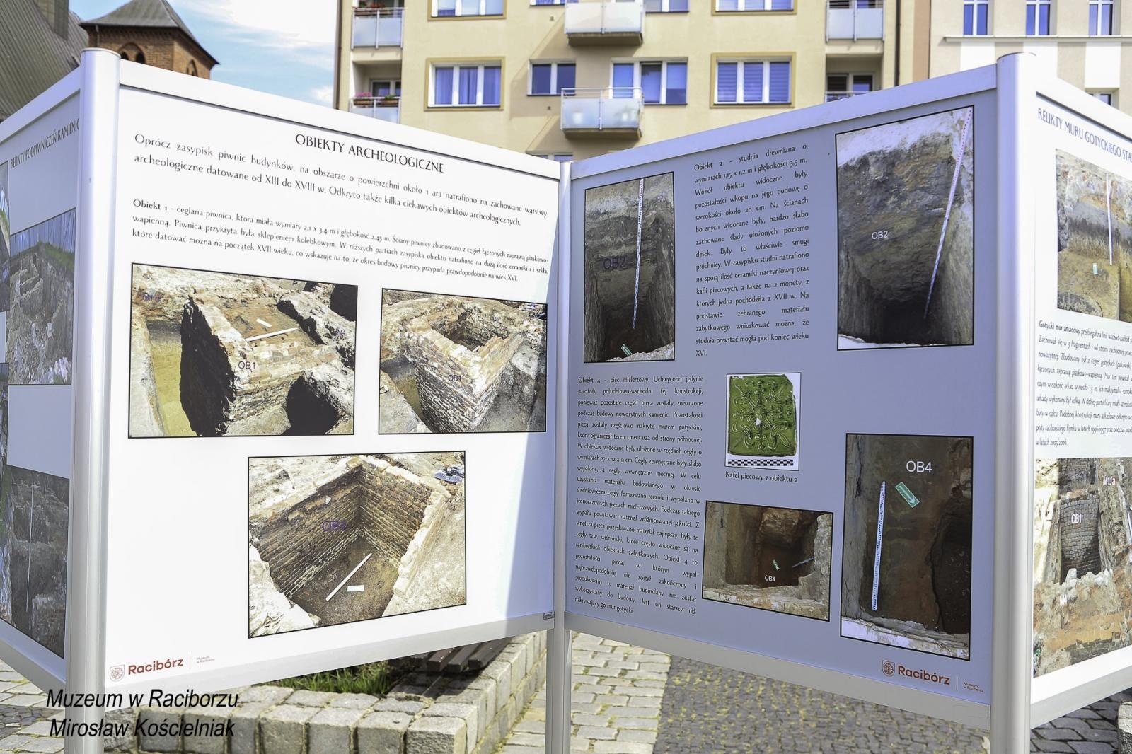 Zdjęcie w galerii na portalu naszraciborz.pl: Zapomniany cmentarz - wystawa plenerowa na Rynku wiadomości z regionu