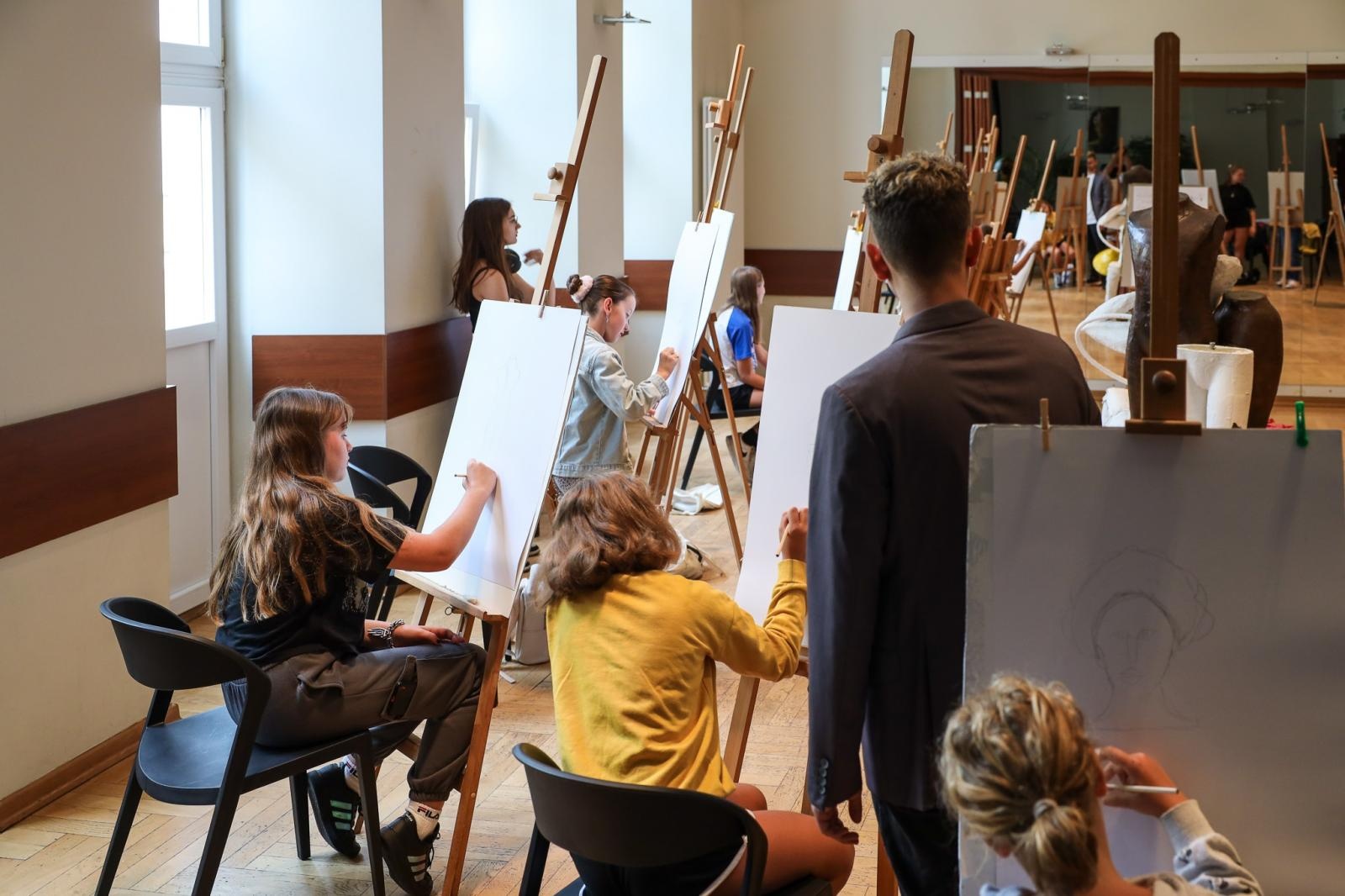 Zdjęcie w galerii na portalu naszraciborz.pl: Letnia pracownia malarstwa w RCK wiadomości z regionu