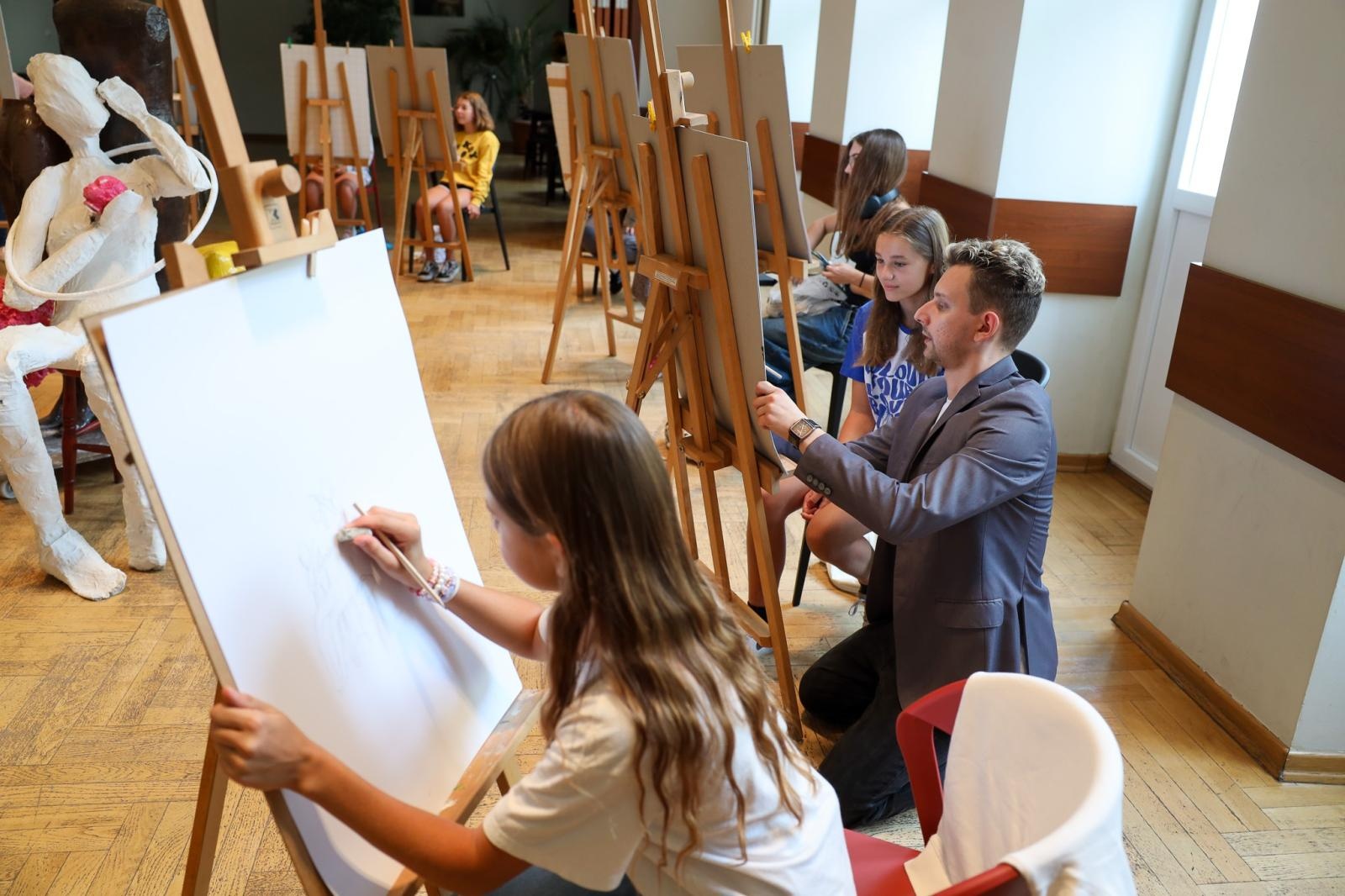 Zdjęcie w galerii na portalu naszraciborz.pl: Letnia pracownia malarstwa w RCK wiadomości z regionu