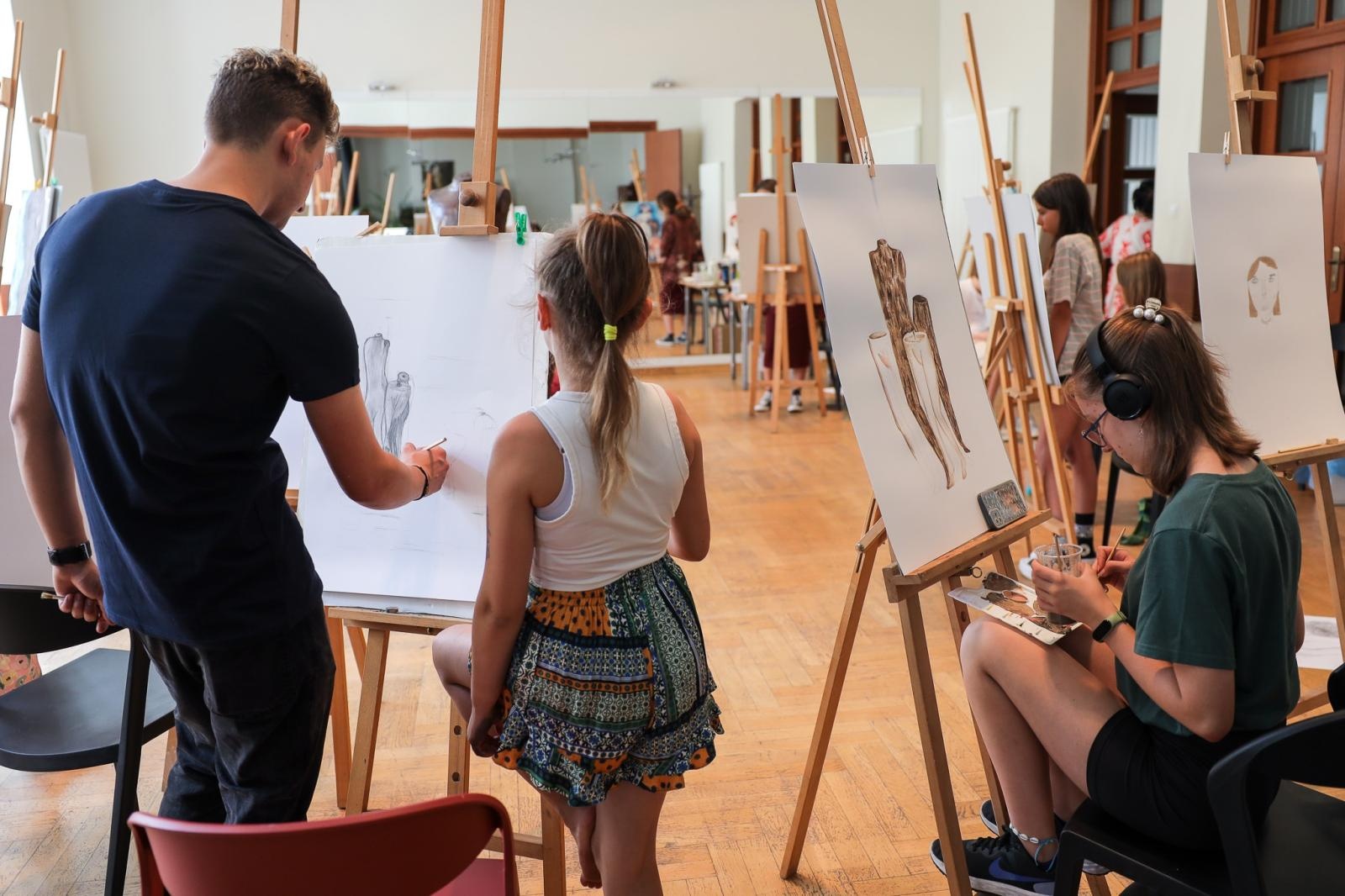 Zdjęcie w galerii na portalu naszraciborz.pl: Letnia pracownia malarstwa w RCK wiadomości z regionu