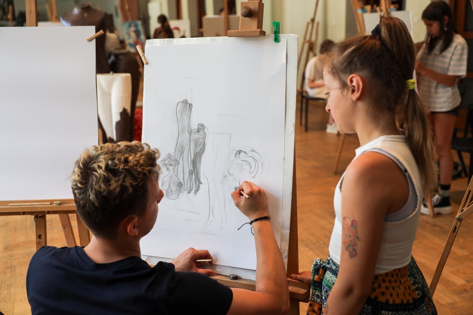 Zdjęcie w galerii na portalu naszraciborz.pl: Letnia pracownia malarstwa w RCK wiadomości z regionu