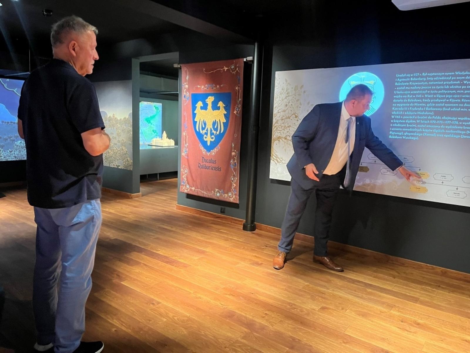 Zdjęcie w galerii na portalu naszraciborz.pl: Modernizacja Roku i Budowa XXI Wieku. Komisja oceniała raciborski zamek wiadomości z regionu