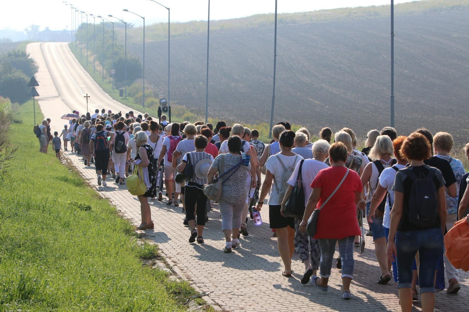 Zdjęcie w galerii na portalu naszraciborz.pl: Pielgrzymka kobiet i dziewcząt do Piekar Śląskich wiadomości z regionu