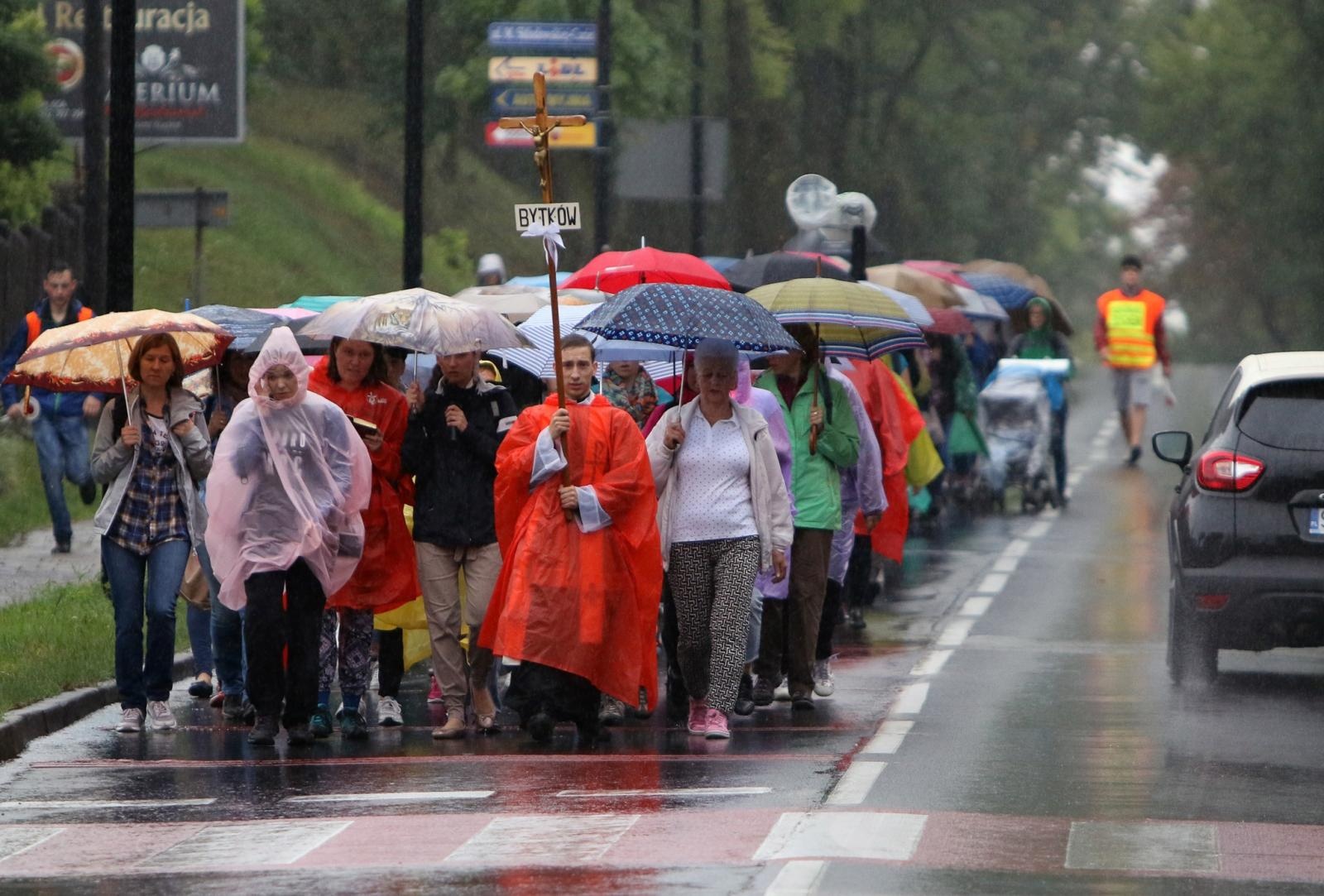 Zdjęcie w galerii na portalu naszraciborz.pl: Pielgrzymka kobiet i dziewcząt do Piekar Śląskich wiadomości z regionu