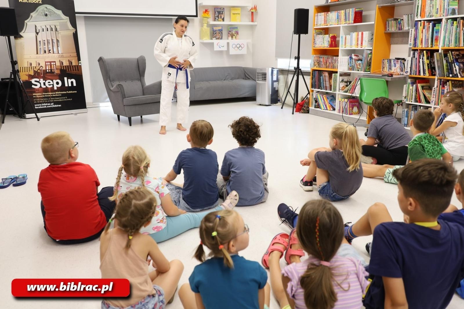 Zdjęcie w galerii na portalu naszraciborz.pl: Raciborska biblioteka kibicuje polskim siatkarzom wiadomości z regionu