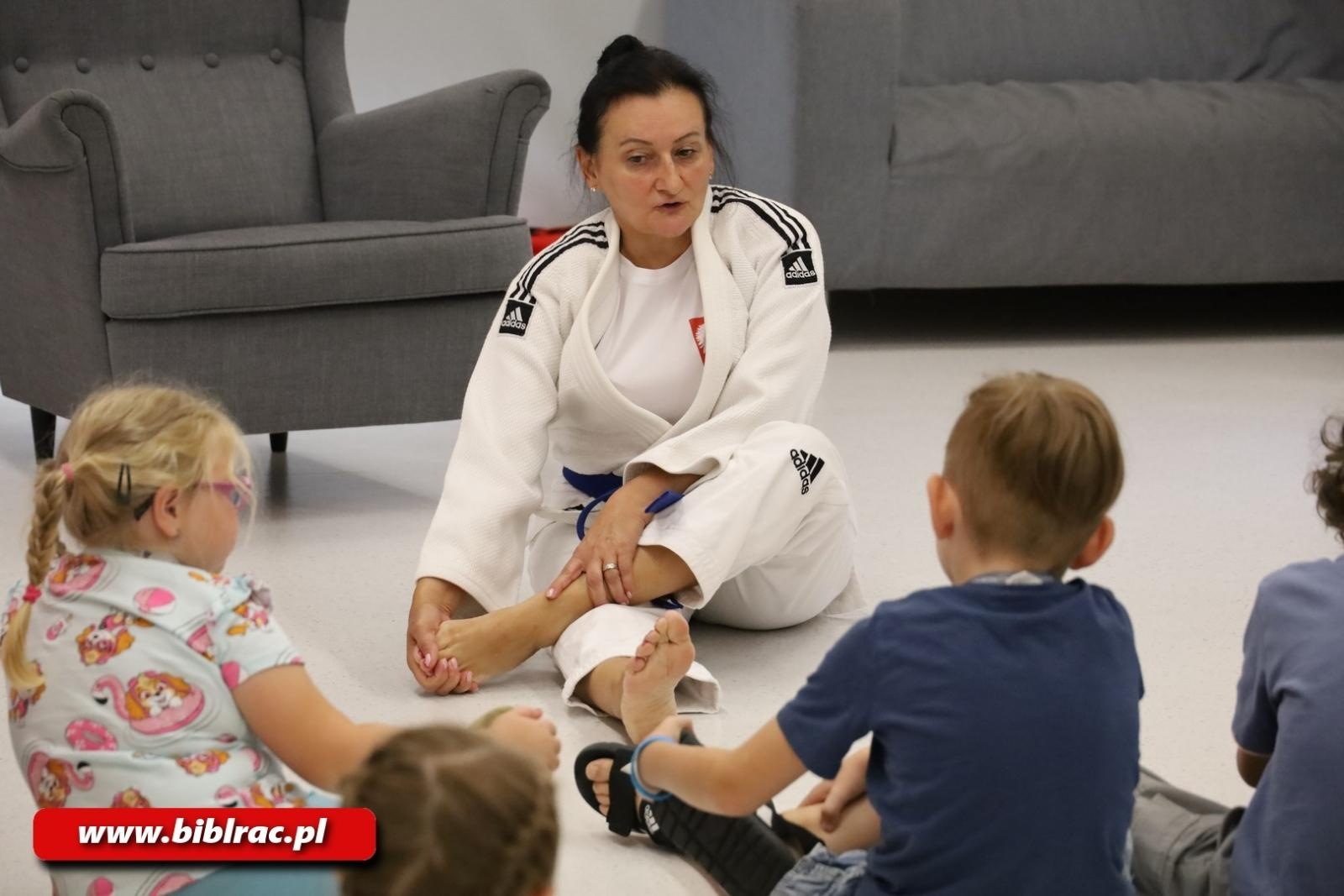 Zdjęcie w galerii na portalu naszraciborz.pl: Raciborska biblioteka kibicuje polskim siatkarzom wiadomości z regionu