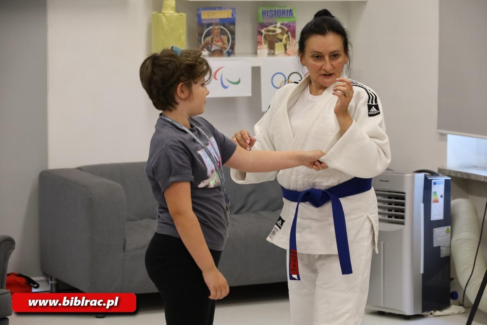 Zdjęcie w galerii na portalu naszraciborz.pl: Raciborska biblioteka kibicuje polskim siatkarzom wiadomości z regionu