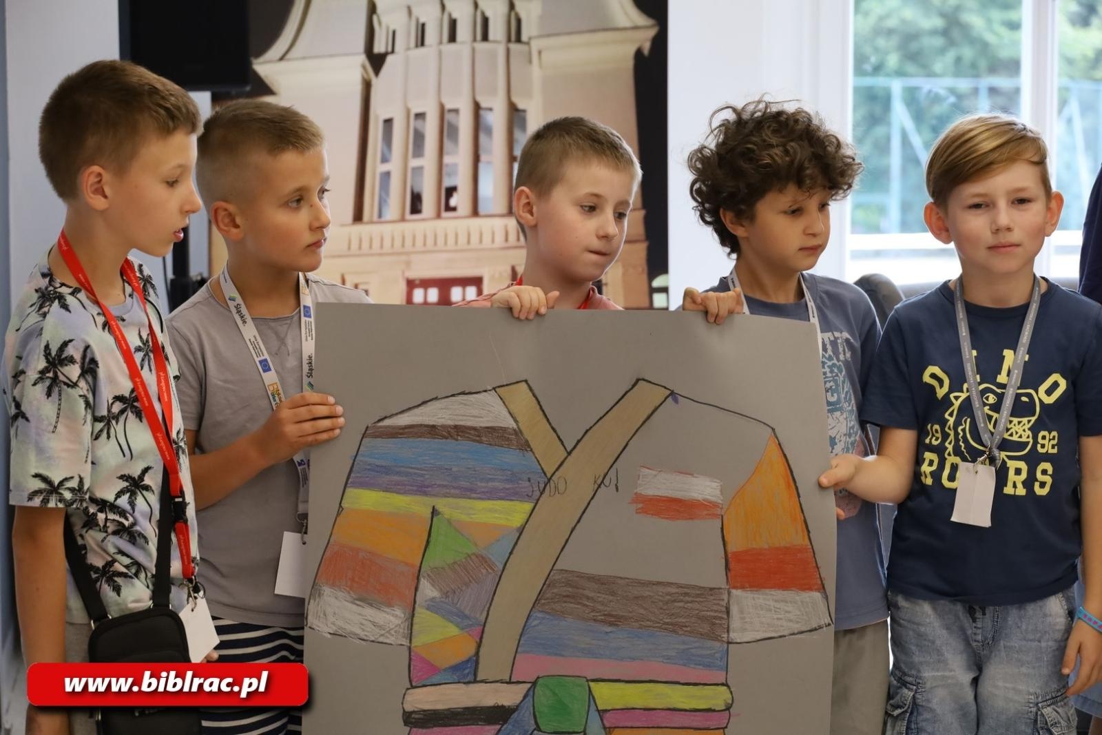 Zdjęcie w galerii na portalu naszraciborz.pl: Raciborska biblioteka kibicuje polskim siatkarzom wiadomości z regionu