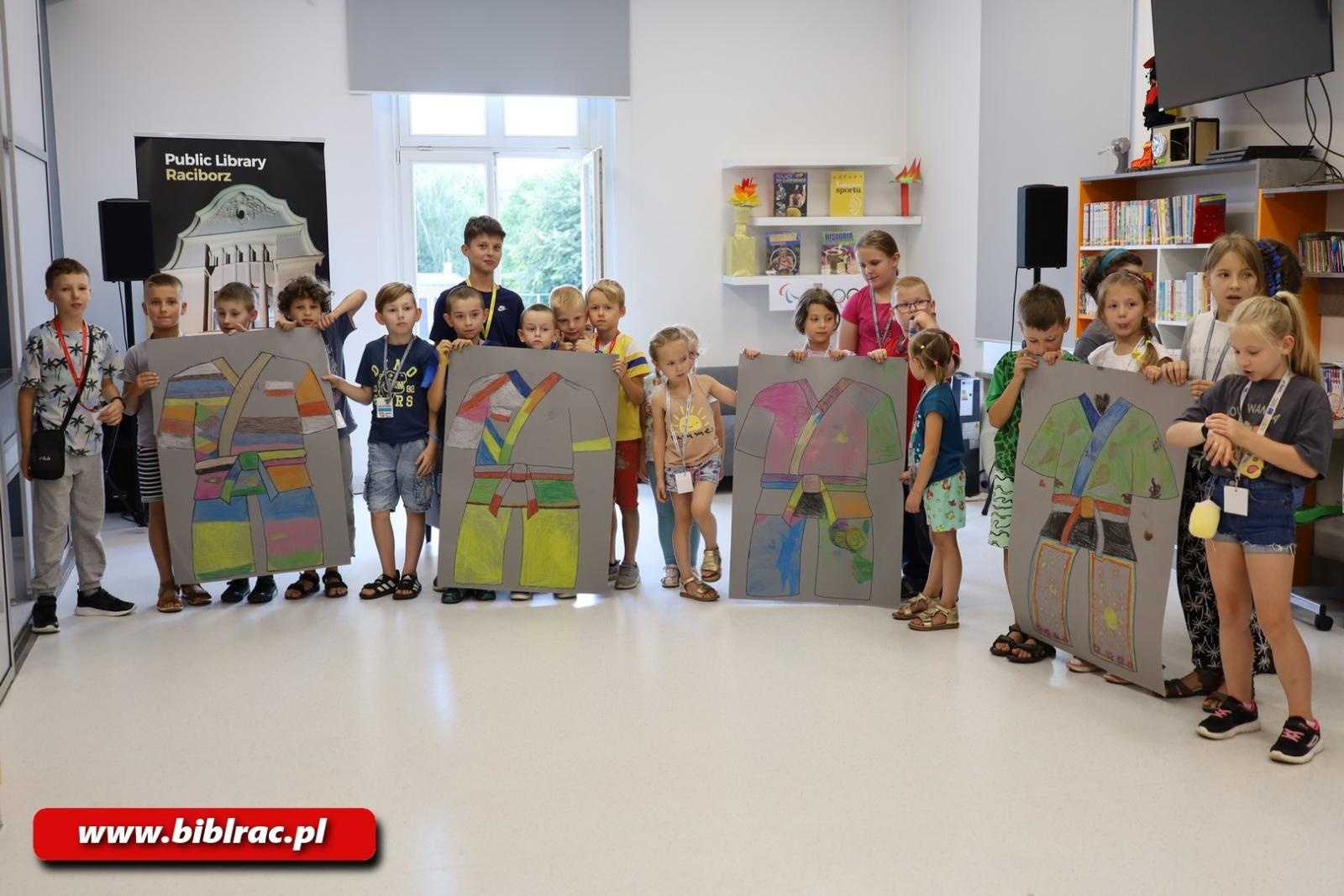 Zdjęcie w galerii na portalu naszraciborz.pl: Raciborska biblioteka kibicuje polskim siatkarzom wiadomości z regionu