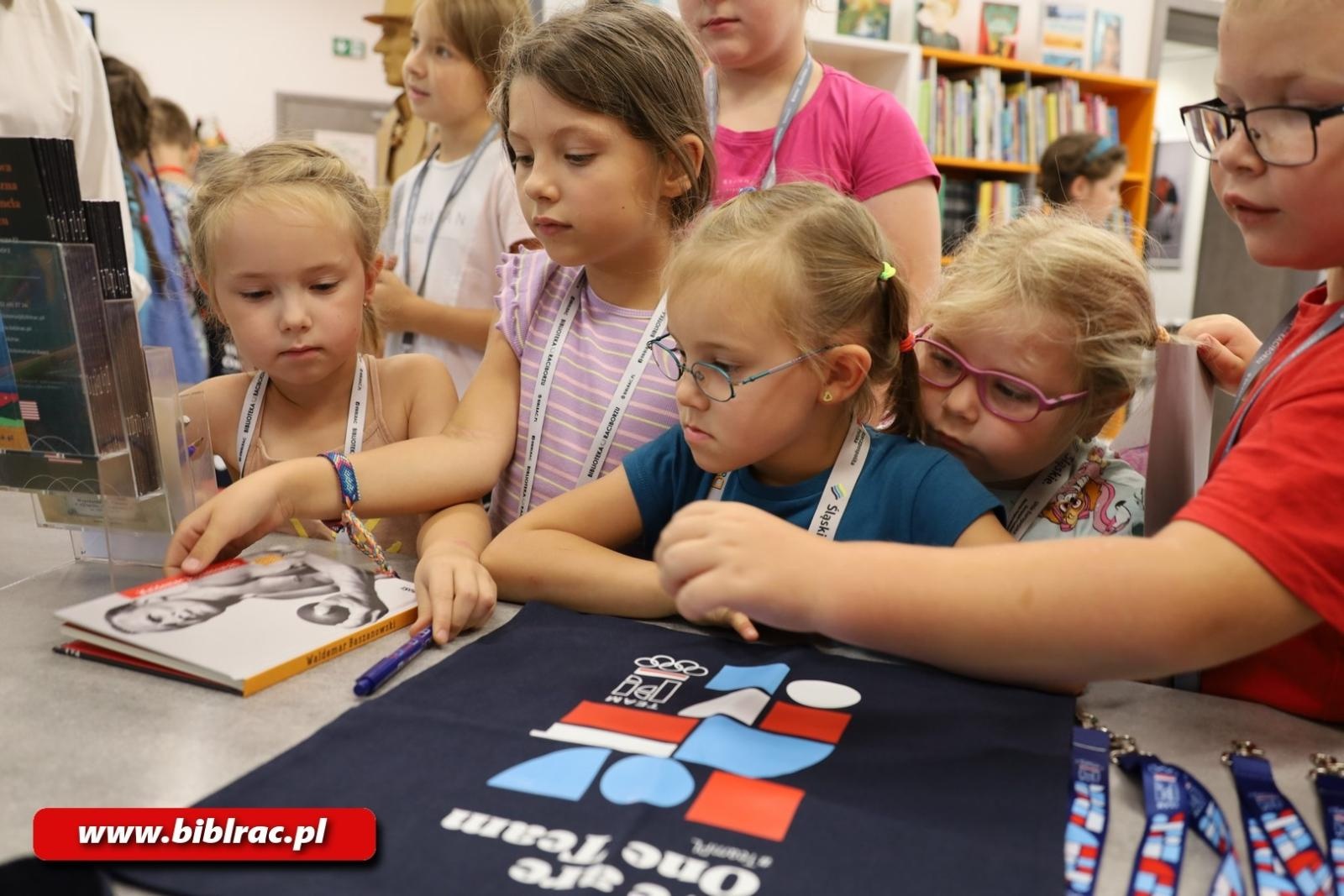 Zdjęcie w galerii na portalu naszraciborz.pl: Raciborska biblioteka kibicuje polskim siatkarzom wiadomości z regionu