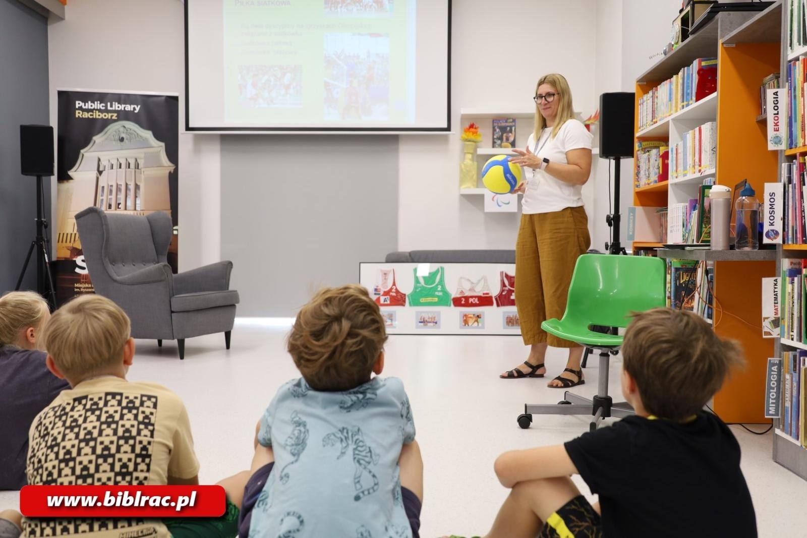 Zdjęcie w galerii na portalu naszraciborz.pl: Raciborska biblioteka kibicuje polskim siatkarzom wiadomości z regionu
