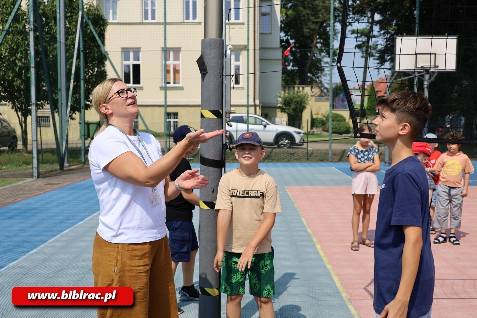 Zdjęcie w galerii na portalu naszraciborz.pl: Raciborska biblioteka kibicuje polskim siatkarzom wiadomości z regionu