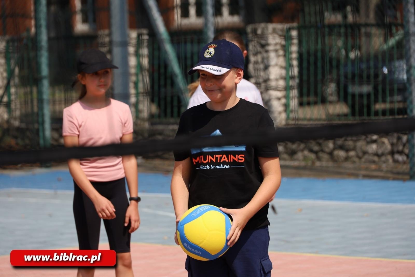 Zdjęcie w galerii na portalu naszraciborz.pl: Raciborska biblioteka kibicuje polskim siatkarzom wiadomości z regionu