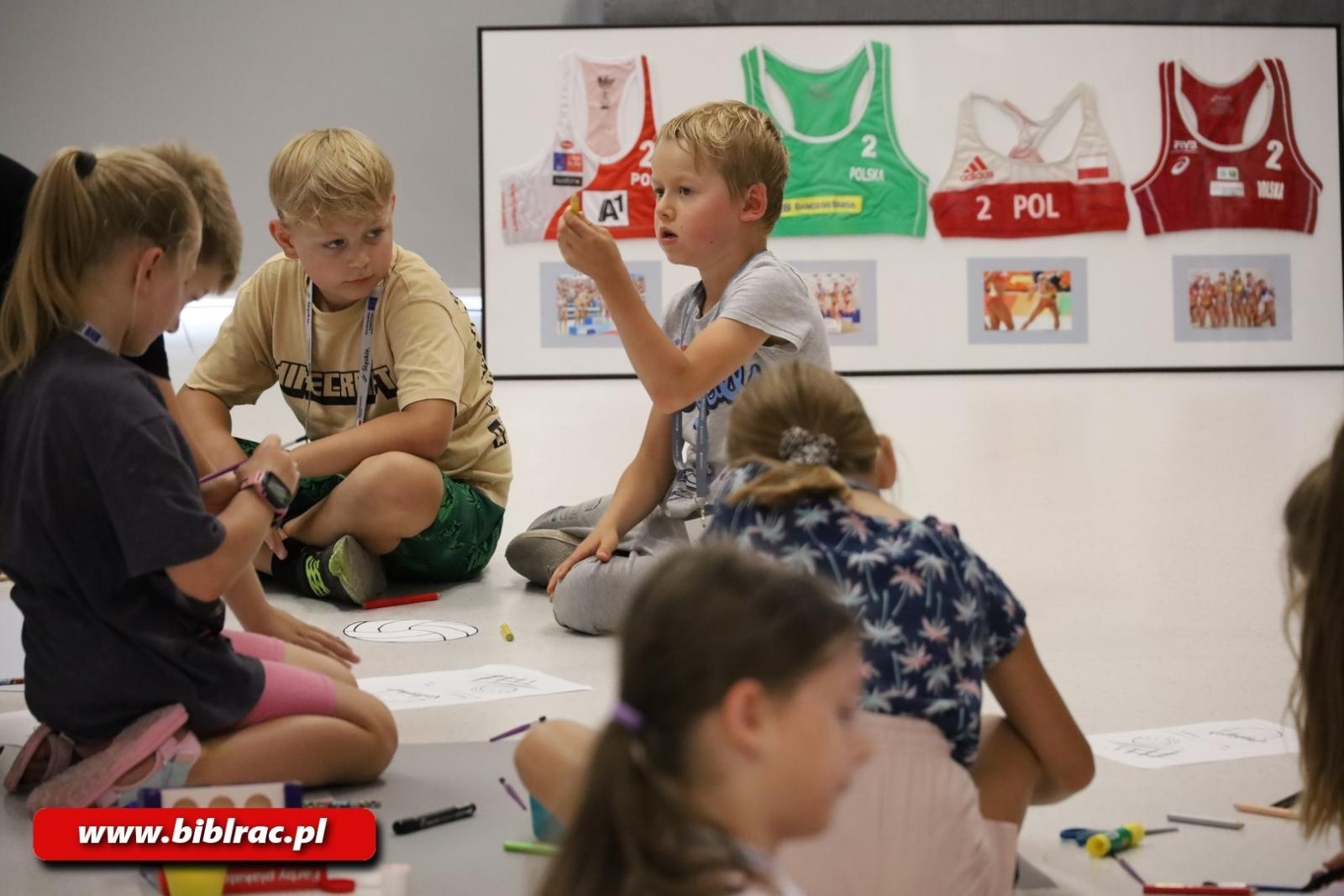 Zdjęcie w galerii na portalu naszraciborz.pl: Raciborska biblioteka kibicuje polskim siatkarzom wiadomości z regionu