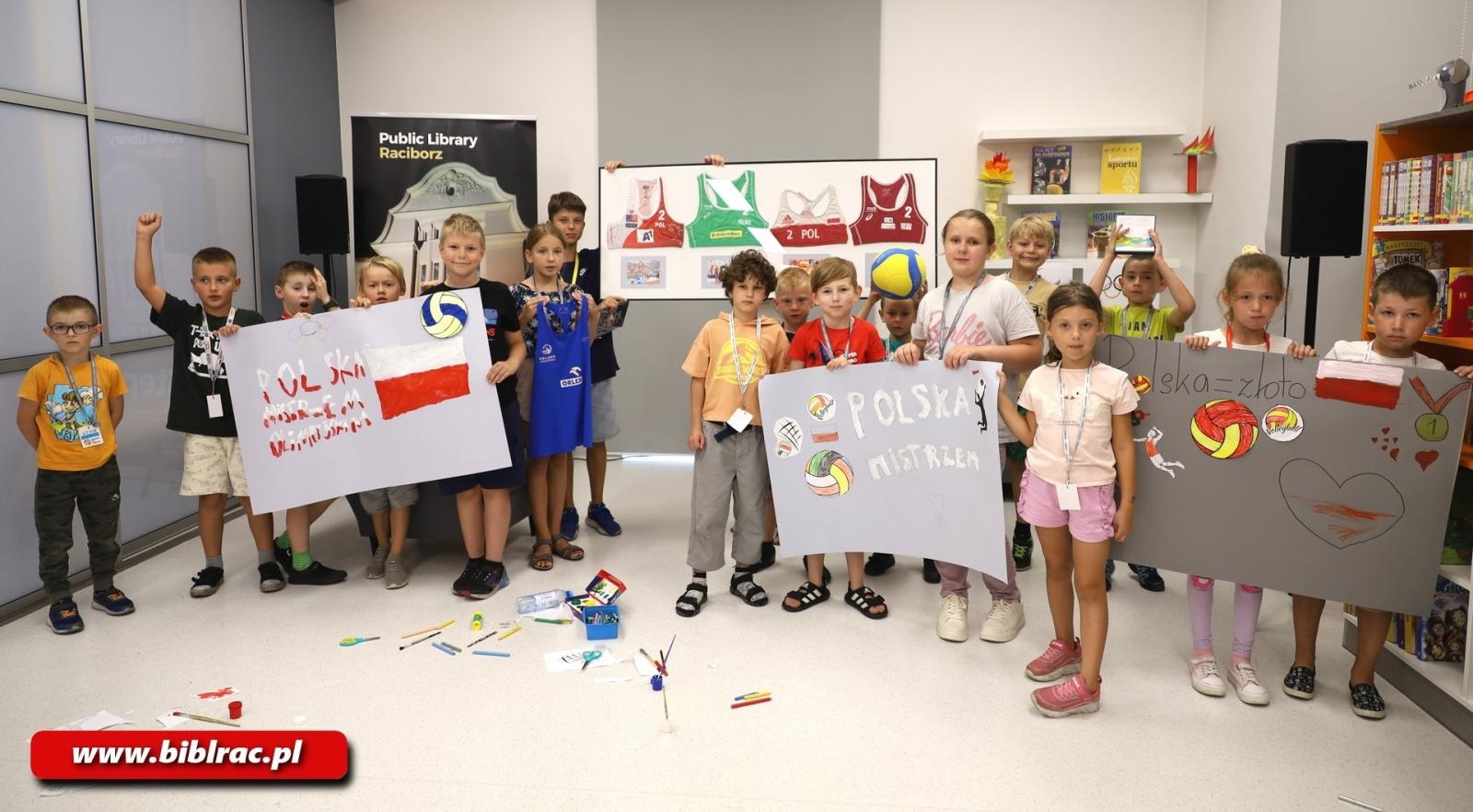 Zdjęcie w galerii na portalu naszraciborz.pl: Raciborska biblioteka kibicuje polskim siatkarzom wiadomości z regionu
