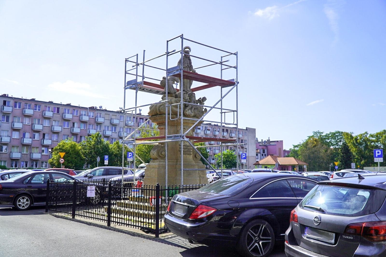 Zdjęcie w galerii na portalu naszraciborz.pl: Trwa konserwacja figury św. Jana Nepomucena na placu Długosza wiadomości z regionu