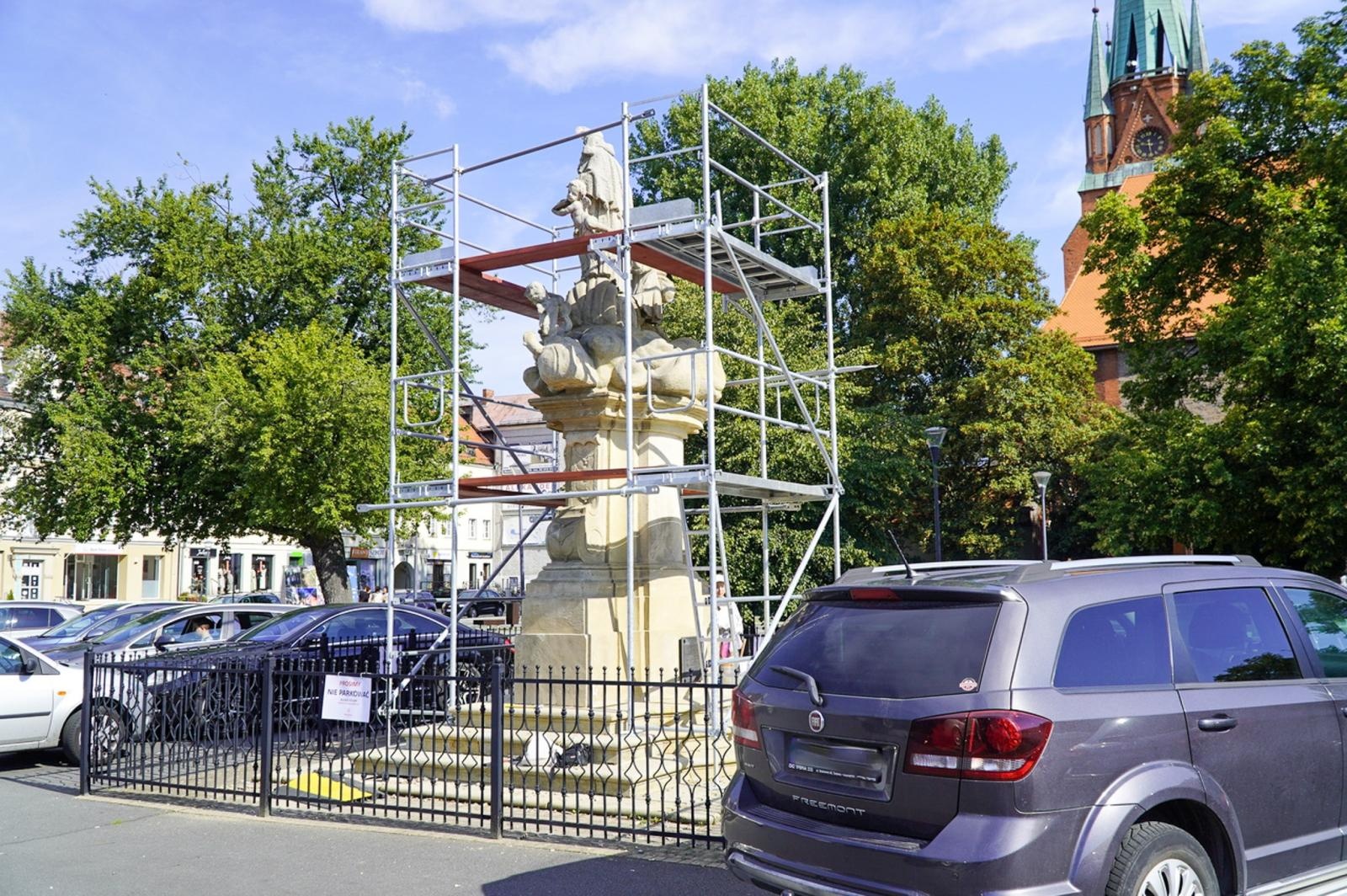 Zdjęcie w galerii na portalu naszraciborz.pl: Trwa konserwacja figury św. Jana Nepomucena na placu Długosza wiadomości z regionu