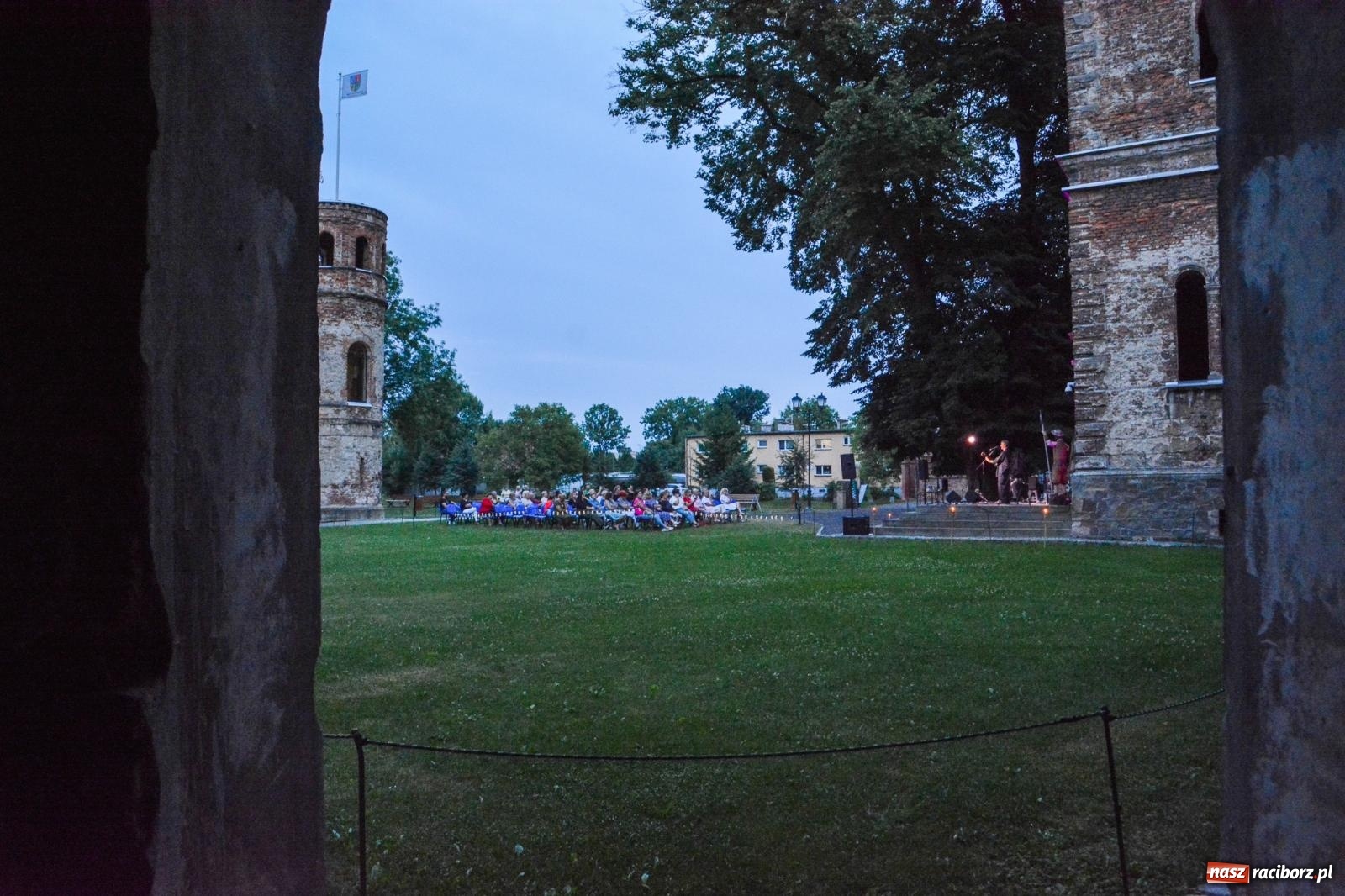 Zdjęcie w galerii na portalu naszraciborz.pl: Artystyczno-muzyczny wieczór w Tworkowie wiadomości z regionu